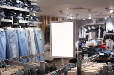 Bir butik askıları ve giysiler arka planda satış için işaretler mock.