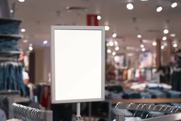 Mock up sinais para venda no fundo de cabides e roupas em uma boutique . — Fotografia de Stock