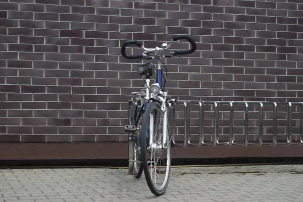 Bicicleta clásica en el estacionamiento, contra el fondo de una pared de ladrillo . — Foto de Stock