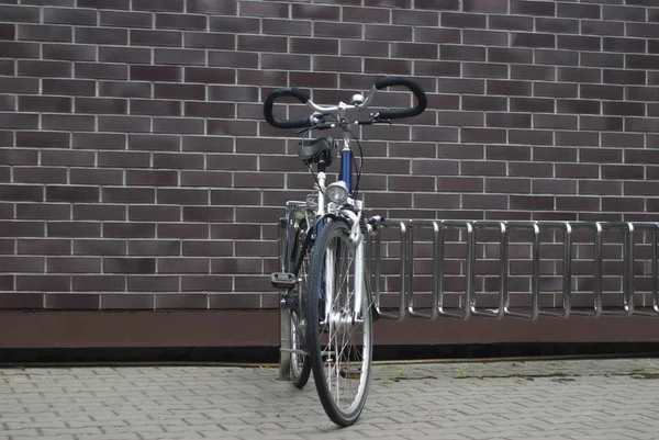 Classic bike in the parking lot, against the background of a brick wall. — Stock Photo, Image