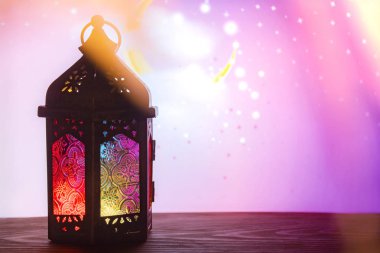 Ramazan Kareem. Yanan bir mum ile dekoratif Arap feneri. Işık efektleri ile şenlikli tebrik kartı, Müslüman kutsal tatil daveti.