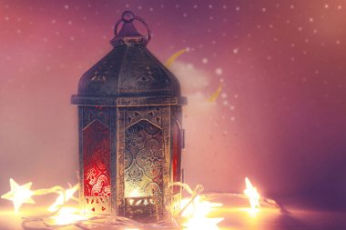 Ramazan Kareem. Yanan bir mum ile dekoratif Arap feneri. Işık efektleri ile şenlikli tebrik kartı, Müslüman kutsal tatil daveti.