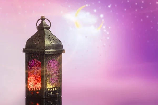 Ramadan Kareem. Dekorativ arabisk lykta med brinnande ljus. Festligt gratulationskort med ljuseffekter, inbjudan till den muslimska heliga semestern. — Stockfoto