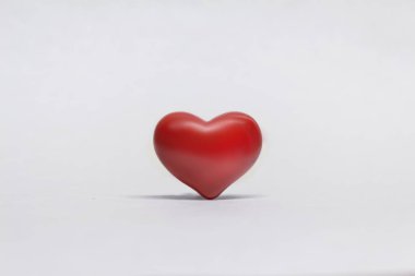 Işık arka planda kırmızı kalp çekim.