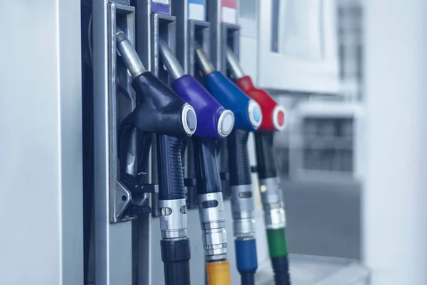 Posto de gasolina close-up com mangueiras de combustível coloridas. — Fotografia de Stock