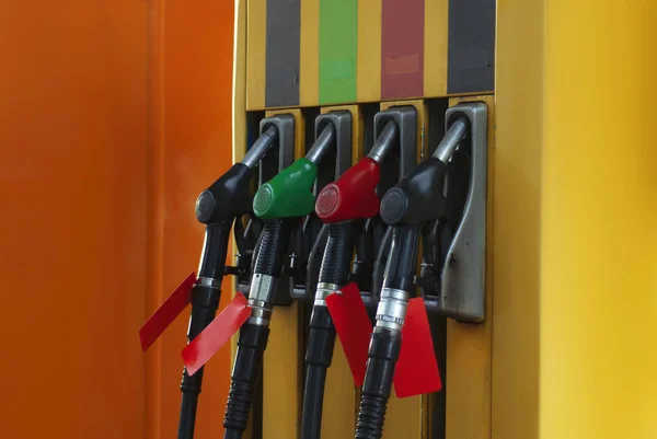 Posto de gasolina close-up com mangueiras de combustível coloridas. — Fotografia de Stock