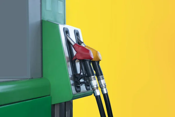 Primer plano de la gasolinera con mangueras de combustible de colores aisladas sobre fondo amarillo . — Foto de Stock