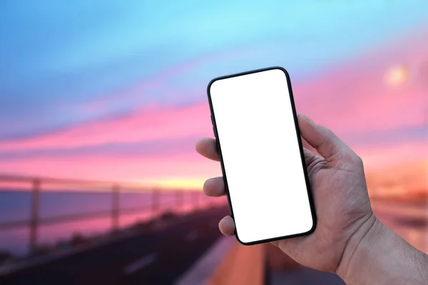 Posměch Telefonu Mužově Ruce Bílou Clonou Ruce Pozadí Úsvitu Moře — Stock fotografie