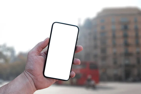 Mockup Smartphonu Ruce Muže Bílou Obrazovkou Pozadí Městských Budov Mobilní — Stock fotografie