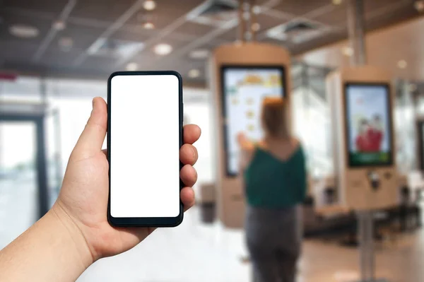 Makieta Smartfona Białym Ekranem Zbliżenie Dłoni Tle Restauracji Menu Elektronicznego — Zdjęcie stockowe