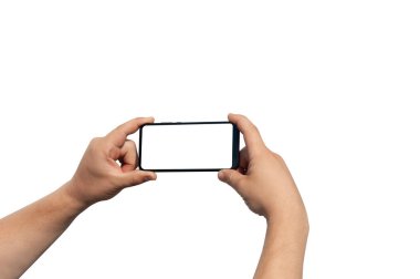 Beyaz arka plandaki adam telefonu izole ekran ile tutuyor. Mockup Teknolojisi