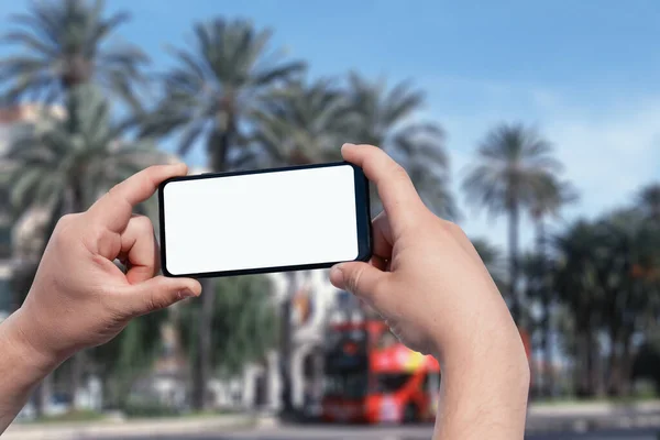 Mockup Dello Smartphone Nelle Mani Dell Uomo Con Uno Schermo — Foto Stock