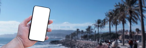 Hora Viajar Smartphone Mão Contra Fundo Mar Cidade Sob Céu — Fotografia de Stock