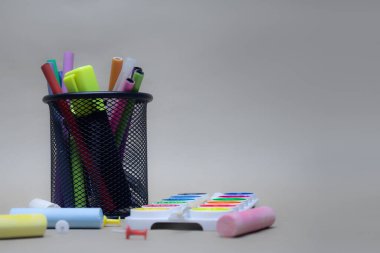 Boya için boyalar ve sepetteki kırtasiye malzemeleri. Okul geçmişine dönelim.