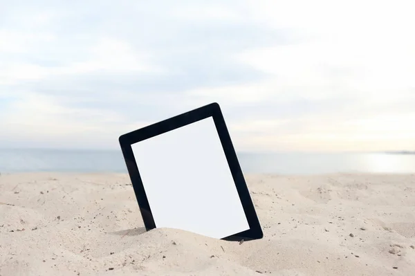 Falsa Tavoletta Con Schermo Bianco Primo Piano Sulla Spiaggia Sullo — Foto Stock