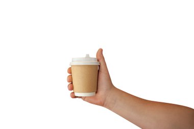 Beyaz bir arka planda izole edilmiş bir adamın elinde yakın plan kahveyle plastik bir kupa yap.