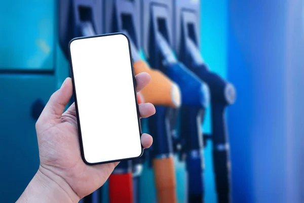 Vyhonit Smartphone Ruce Detailní Pozadí Čerpací Stanice Platba Tankování Online — Stock fotografie