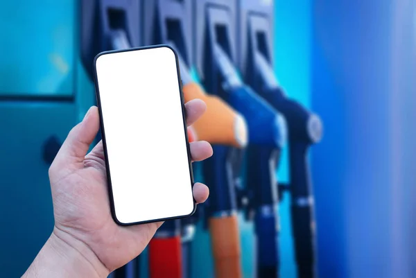 Bir benzin istasyonunun arka planına yakın plan akıllı telefon numarası yap. Ödeme yakıtı çevrimiçi