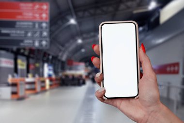 Havaalanının arka planında akıllı telefonu yakından çek. Hava yolculuğunun teması