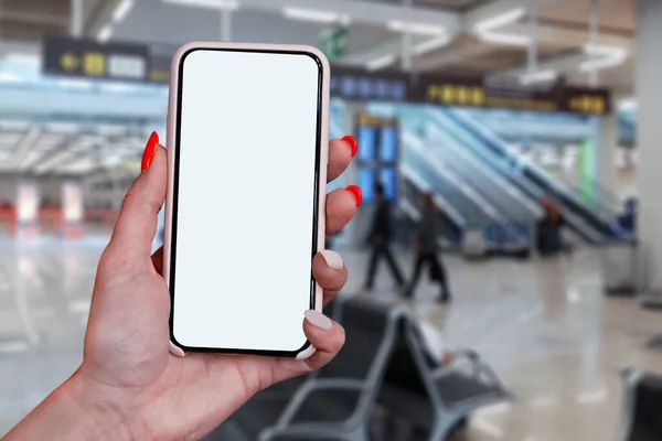 Zbliżenie Smartfona Dłoni Tle Lotniska Pojęcie Dotyczące Tematu Podróży Lotniczych — Zdjęcie stockowe