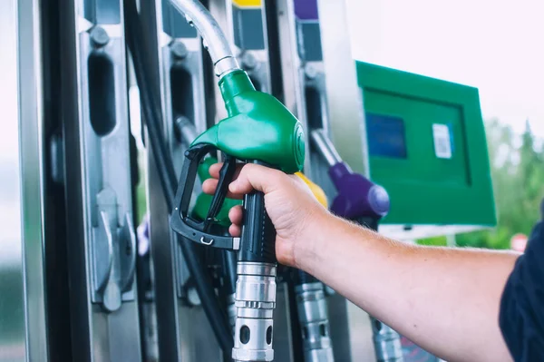 Man Heeft Een Tankpistool Zijn Hand Voor Het Tanken Van — Stockfoto