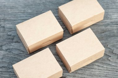 Tahta bir tahtanın üzerinde dört dikdörtgen kutu. Bir karton paketin maketi
