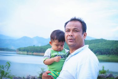 Baba oğlunu holding 
