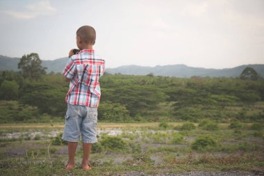 Binoküler seyir tatlı küçük çocuk vintage