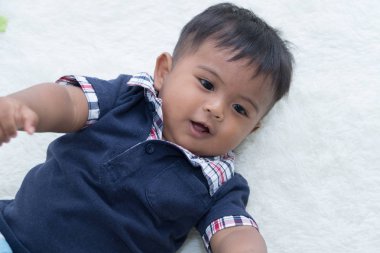 Yumuşak battaniye var yalan ve gülümseyen şirin küçük Asya bebek