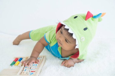 Yeşil kıyafet içinde şirin Asya bebek