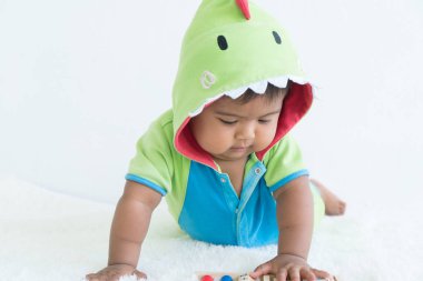 Yeşil kıyafet içinde şirin Asya bebek