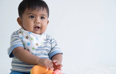 Mutlu ve gülümseyen Sevimli Asya bebek 