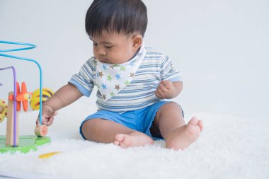 Sevimli küçük Asya bebek oturma oyun oyuncak