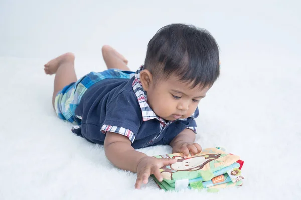 Niedliches Kleines Baby Liegt Auf Weicher Decke Und Liest Buch — Stockfoto