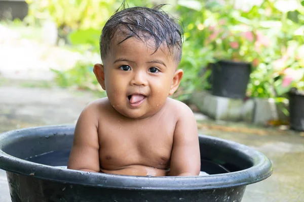 Sevimli küçük Asya bebek çocuk banyo almak