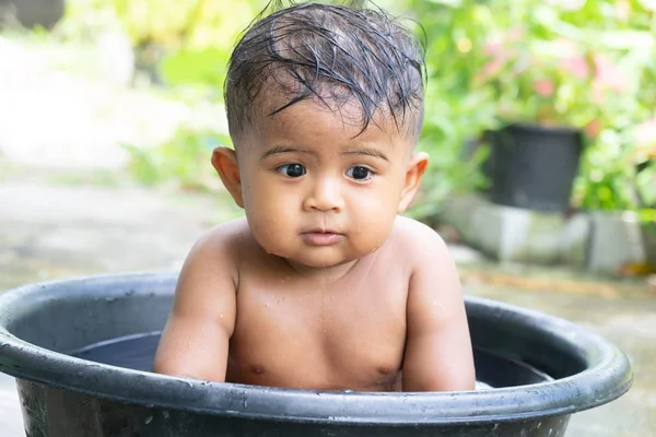 Sevimli küçük Asya bebek çocuk banyo almak