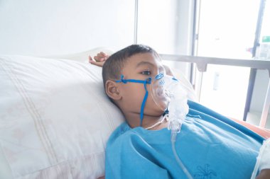 Küçük Asyalı çocuk hasta astım