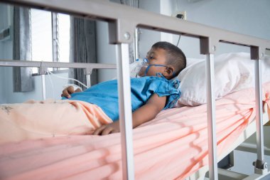 Küçük Asyalı çocuk hasta astım