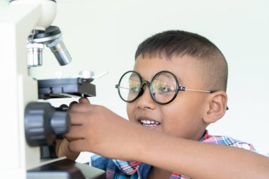 Asyalı çocuk için Araştırma Laboratuarı'mikroskop kullanma