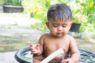 Sevimli küçük oğlu bir banyo almak
