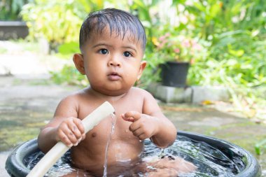 Sevimli küçük oğlu bir banyo almak