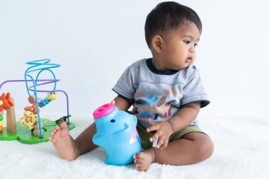 Sevimli küçük erkek bebek oyuncak oynuyor 