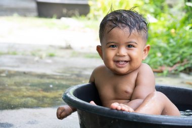 Sevimli küçük Asya bebek çocuk banyo almak