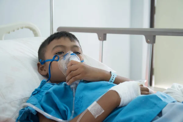 Malé Asijské Boy Nemocné Astmatem — Stock fotografie