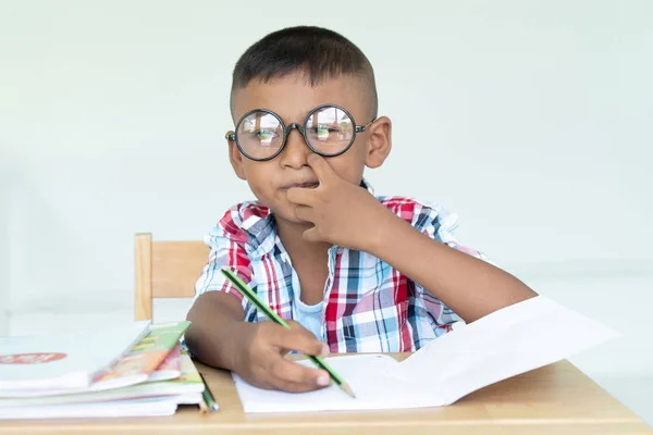 Schattige Aziatische Kleine Jongen Schrijven Van Een Boek — Stockfoto