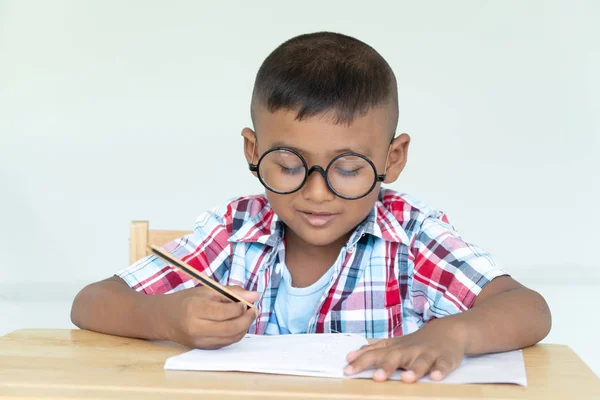 Schattige Aziatische Kleine Jongen Schrijven Van Een Boek — Stockfoto