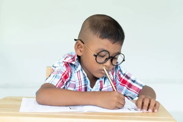 Schattige Aziatische Kleine Jongen Schrijf Huiswerk — Stockfoto