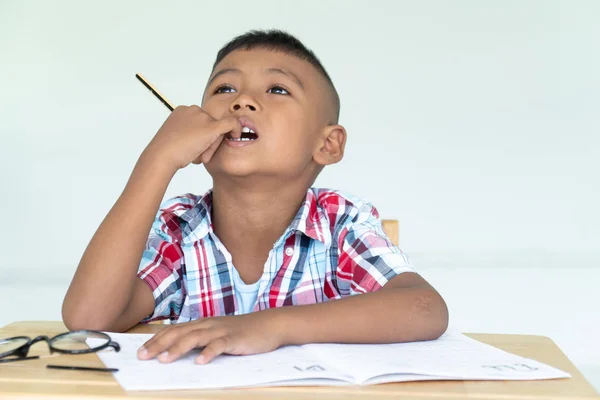 Schattige Aziatische Kleine Jongen Schrijf Huiswerk — Stockfoto