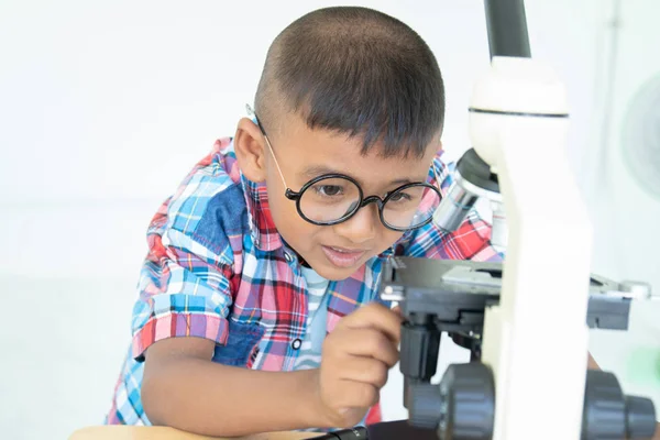 Aziatische Jongen Gebruiken Microscoop Het Lab Voor Onderzoek — Stockfoto