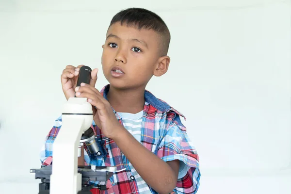 Азиатский Мальчик Использует Микроскоп Лаборатории Исследований — стоковое фото